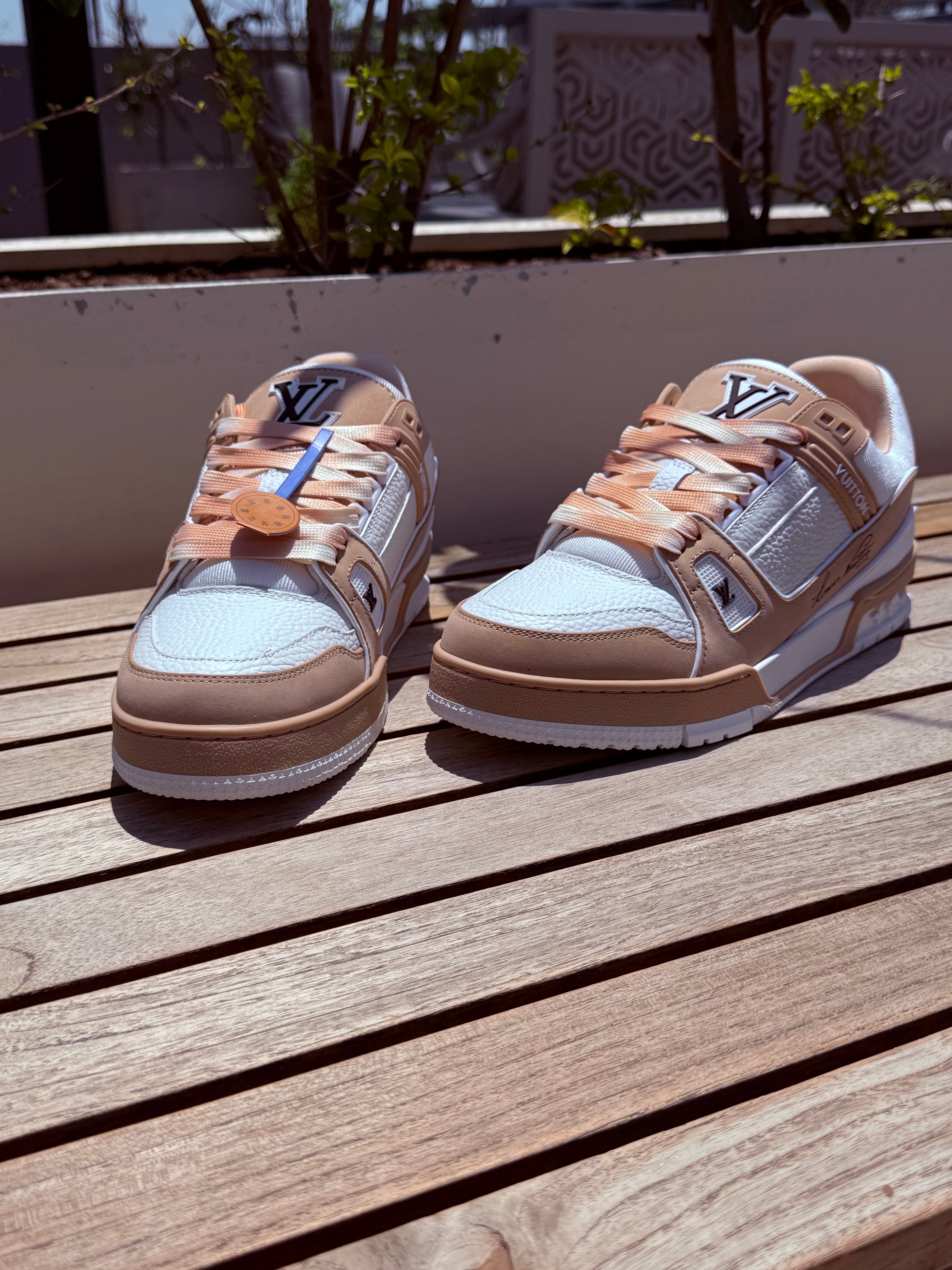 Tenis camel con blanco